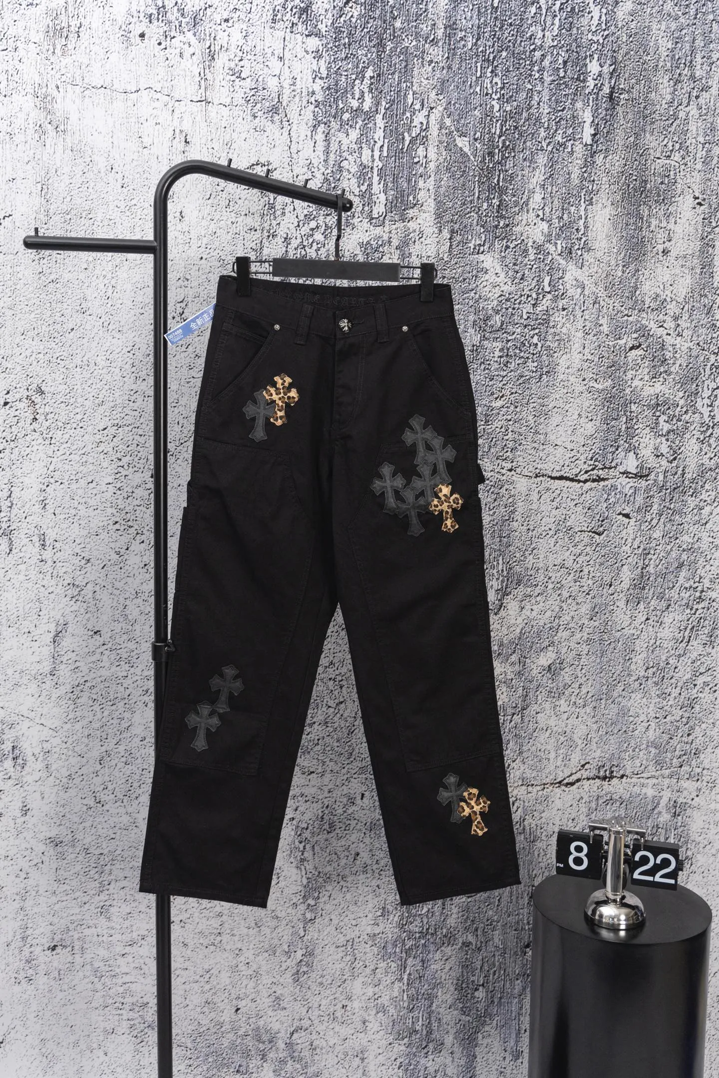 P260 chrome hearts SEVENTEEN-Hoshi Quan Shunrong's new leopard print cross patch leather black jeans vi Top heavy industry fashionable design] Consistent high street luxury style creation. Speaking of this style, the Zangyin family and GU family are definitely the leading representative brands. Especially the Zangyin family has really achieved a state-of-the-art effect in creating high street style. The unique washed material is used to create this style. The color system is quite eye-catching. After it is decorated with patchwork cross flowers, it cleverly highlights the charm of the brand. Secondly, this style uses classic The classic high-waist cutting design highlights the long legs and fashionable temperament of the upper body. The brand is highly recognizable and the slim fit configuration is more suitable for daily wear. It is a product that interprets personality, fashion, and specifications at a glance. This single product is enough to make any fan excited. It can be a white T-shirt for youthful preppy style, or a tight suspender for lady style. It has strong matching ability and can be easily controlled by men.  [Materials and craftsmanship] Needless to say, this point goes without saying. As an excellent craftsman brand, Zangyin’s requirements for details and craftsmanship are really perfect. The washed color of this model has gone through so many processes, not to mention the embellishment of denim appliques. It is also purely hand-made and sewn. Just like what they believe in, only hand-made things have soul and have the meaning of wear. A top-notch heavy-duty fashionable denim item, I look forward to your perfect interpretation! ! Size: 28-36 Color: black
